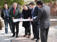 Ceniceros y Escobar visitan el inicio de las obras de la Plaza de la Convención de Santa Coloma