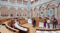 Niños y niñas del programa "Vacaciones en Paz" visitan el Parlamento de La Rioja