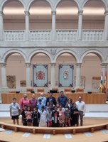 Niños y niñas del programa "Vacaciones en Paz" visitan el Parlamento de La Rioja