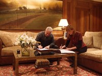 La Presidenta y el Director del D'Elhuyar durante la firma del convenio 