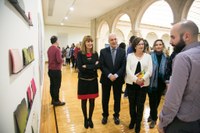 La Presidenta y el Presidente del Gobierno junto a Iñaki Gracenea viendo el cuadro ganador