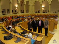 Un grupo de las Aulas de la Tercera Edad inaugura las Jornadas de Puertas Abiertas del Parlamento de La Rioja