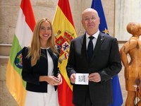 El Fiscal superior de La Rioja entrega a la presidenta del Parlamento la memoria del pasado ejercicio