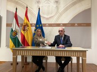 Firma protocolo Parlamento y Universidad de La Rioja