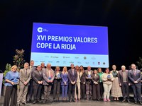 La presidenta del Parlamento asistió anoche a los XVI Premios Valores de COPE Rioja