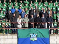 La presidenta del Parlamento acompaña al C.D. Berceo en la tradicional fotografía con todos los equipos del club