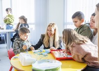 La presidenta del Parlamento agradece a FARO la “gran labor que desarrolla para atender a los niños y adolescentes con cáncer y a sus familias”