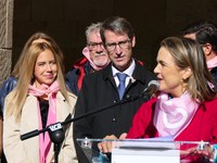 La presidenta del Parlamento participa en el acto central del Día Mundial contra el Cáncer de Mama