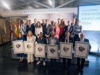La presidenta del Parlamento de La Rioja felicita a los galardonados en la Gala de los Premios Mercurio