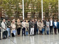 La presidenta del Parlamento participa en la concentración convocada en señal de duelo por las víctimas de la DANA