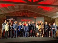 La presidenta del Parlamento participa en la gala de los Premios Impronta