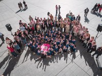 La presidenta del Parlamento participa en la lectura del manifiesto contra el cáncer de mama