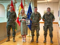 Entrega del libro del 50º aniversario del Bhelma III