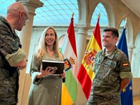 Entrega del libro del 50º aniversario del Bhelma III