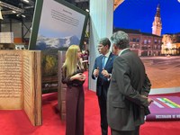 La presidenta del Parlamento visita el estand de La Rioja en Fitur