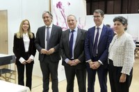La presidenta del Parlamento visita el stand de La Rioja en FITUR