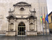 Las banderas del Parlamento ondean a media asta en señal de duelo por las víctimas del accidente ferroviario de Adamuz