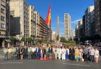 Marta Fernández asiste al acto de izado de la Bandera Nacional